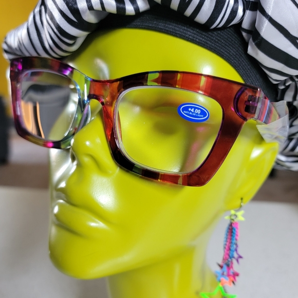 Readers +4.00 - Picture 2 of 3